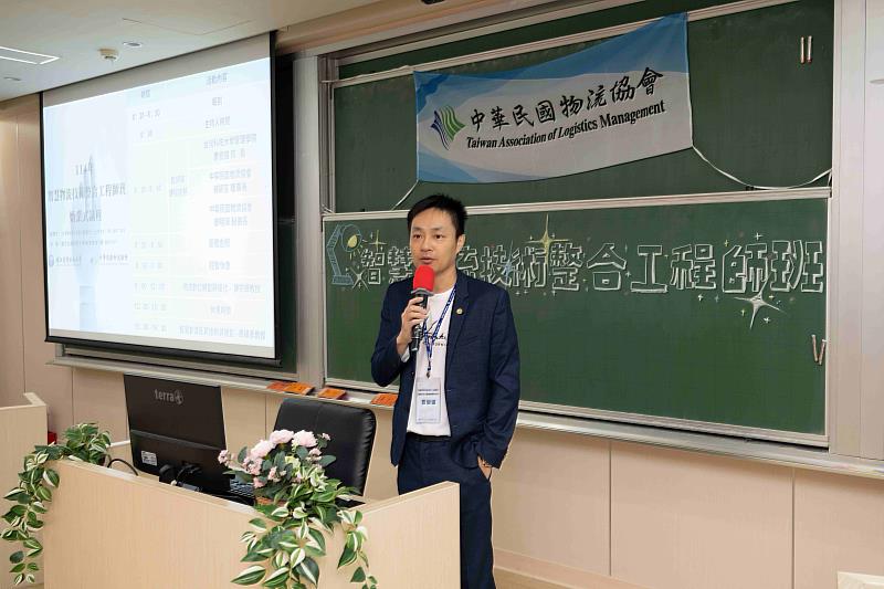 臺科大管理學院院長曹譽鐘勉勵學員在未來智慧物流業界上的應用。