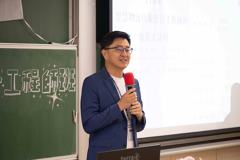 中華民國物流協會理事長穰穎宣致詞。