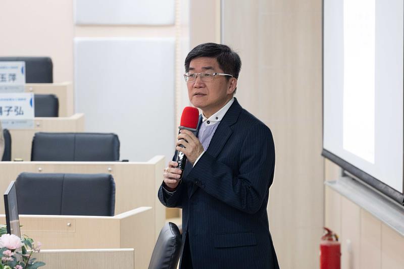 中華民國物流協會秘書長康明淵進行課程說明。