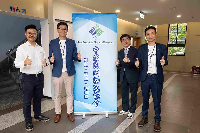 臺科大管理學院院長曹譽鐘(右一)與物流協會理事長穰穎宣(左二)、秘書長康明淵(右二)、物流專業授課教師陳宗輝(左一)合影留念。
