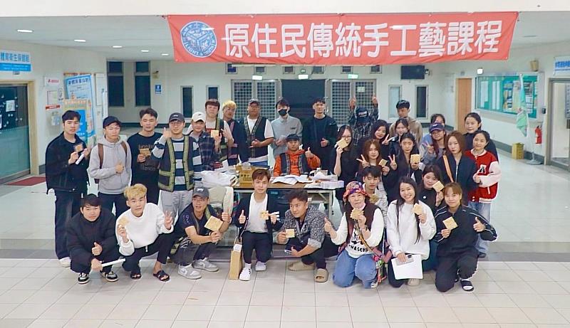 聖約翰科技大學舉辦「多元文化手工藝交流」活動，學員們開心合影，並展示手工藝課程的豐碩成果。