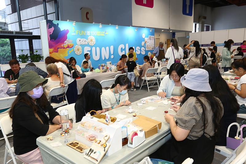 2025年「FUN!嗜100」將吸引眾多熱愛生活風格與嗜好的參觀者，體驗多元手作課程，享受療癒時光。(2024資料畫面-貿協提供)