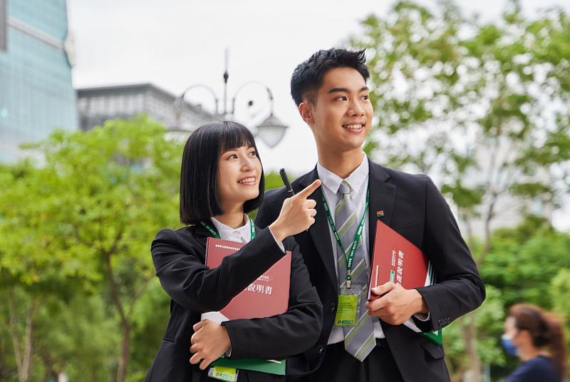 雖然關稅政策衝擊，各行面臨挑戰，但許多人選擇重新配置資產於更保值的房產項目，讓房仲成為薪資與發展性更具潛力的業務職缺，不僅能接觸到深入的房產專業，亦可累積高含金量的客戶人脈，成為不少新鮮人挑戰自我、快速累積財富的理想起點。
