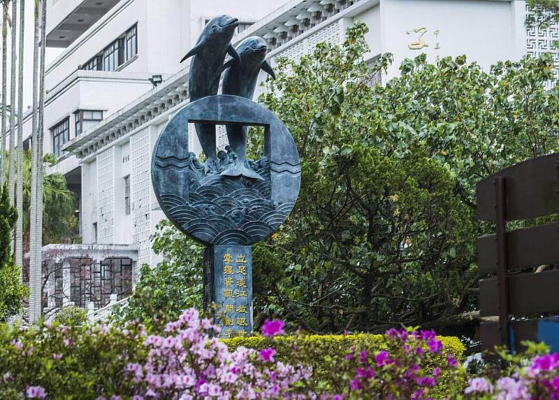 淡江大學淡水校園「海豚吉祥物里程碑」。（圖／淡江大學提供）