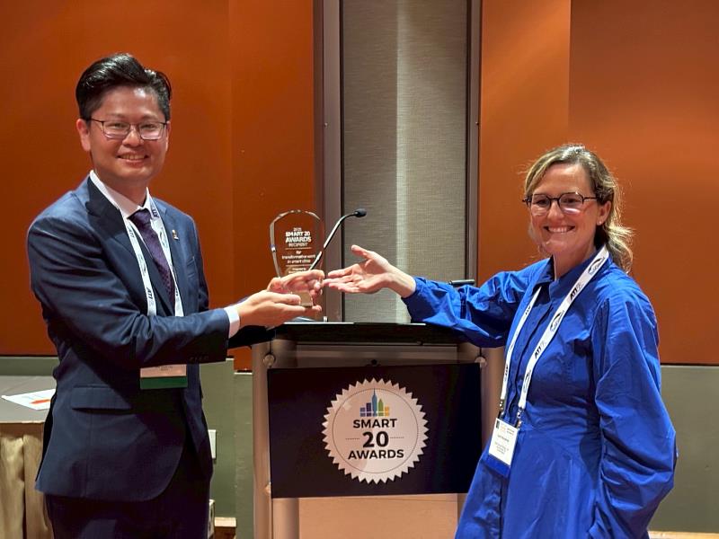 新北市政府出席「2025 SMART 20 Awards頒獎典禮」，由資訊中心科長唐士傑(左)代表領獎。
