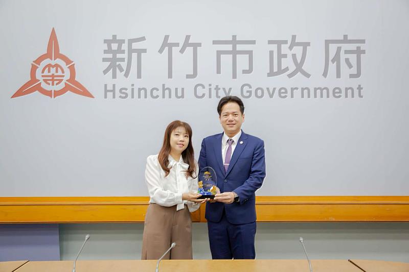 人事處長柯孟瑩代表人事處接受「113年度公務人員專書閱讀推廣績優機關競賽」優等獎,並向邱臣遠代理市長獻獎。