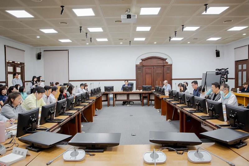 於市務會議中獻呈「113年度公務人員專書閱讀推廣績優機關競賽」優等獎。