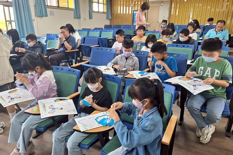 金湖國小的小朋友認真組裝風機