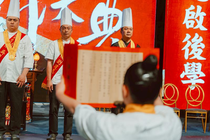 拜師代表帶領全年班學生宣讀拜師帖，開平餐飲讓學生向典範學習，發揚拜師敬我的人文精神。開平餐飲學校/提供