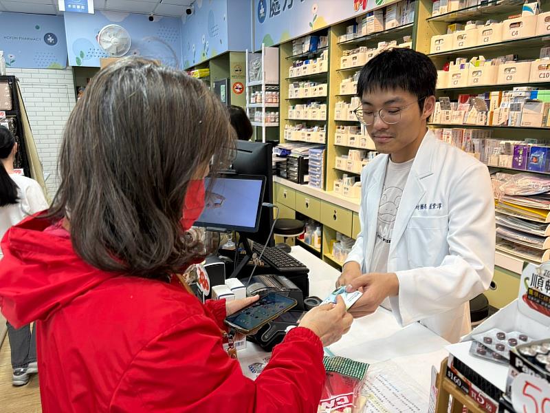 新竹市敬老卡及愛心卡使用於藥局，全市已有44家藥局響應
