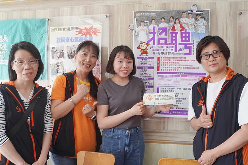 大葉大學護理系大四生洪君瑜(右二)畢業後可以直接回家鄉的嘉義長庚紀念醫院服務