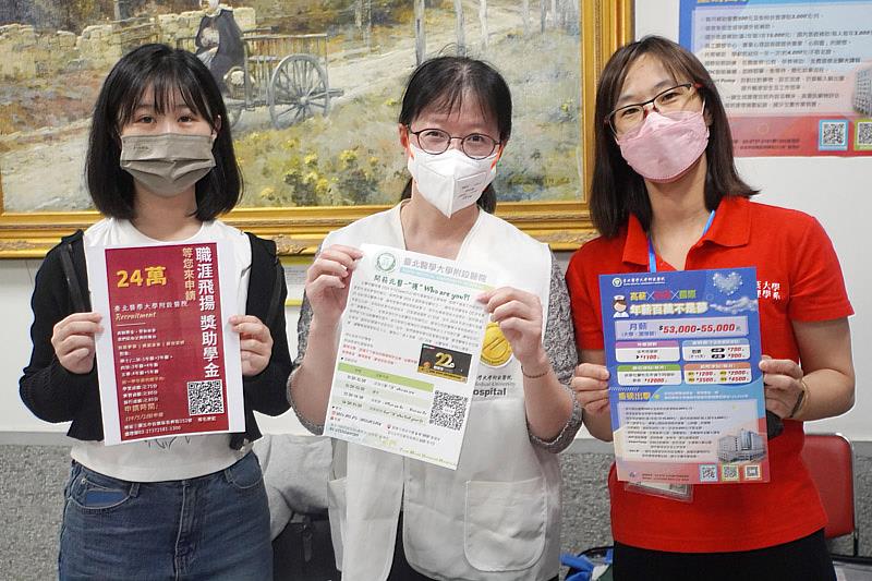 大葉大學護理系蔣宗盈同學(左)選擇到台北醫學大學附設醫院最後一哩實習,獲醫院留任