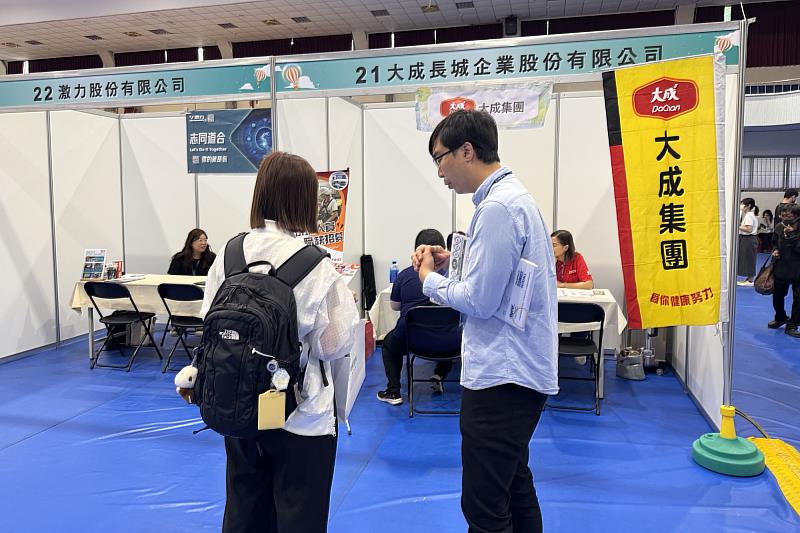 南大就業博覽會共有23家企業參與，提供超過1,000個職缺，吸引眾多求職者到場