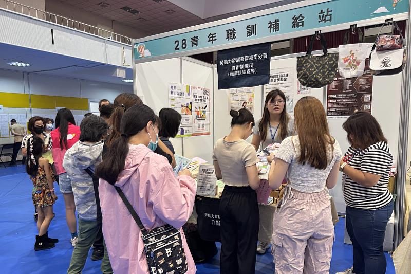 南大就博會場設有青年職訓補給站，提供學生獲取求職資訊