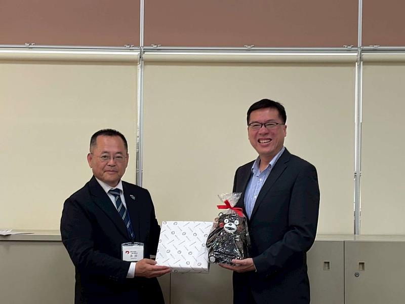 產發處長嚴翊琦與熊本縣農村振興局長永田稔相互交換紀念禮物。