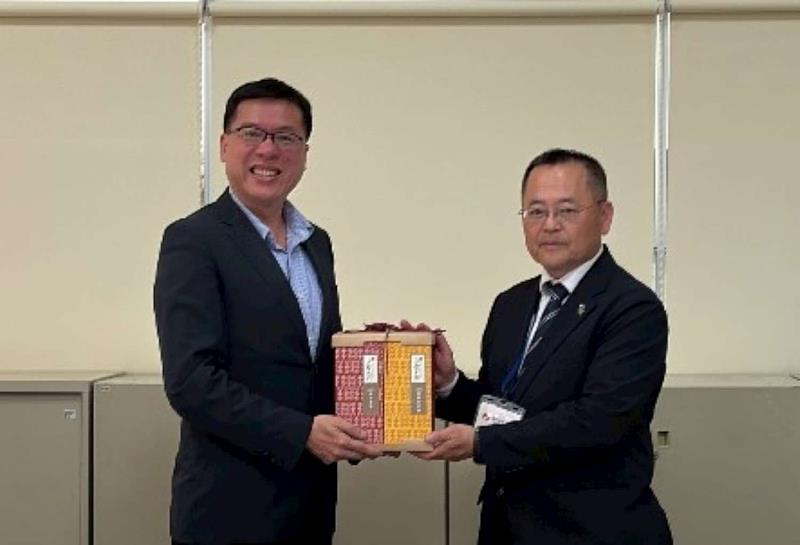 產發處長嚴翊琦與熊本縣農村振興局長永田稔相互交換紀念禮物。