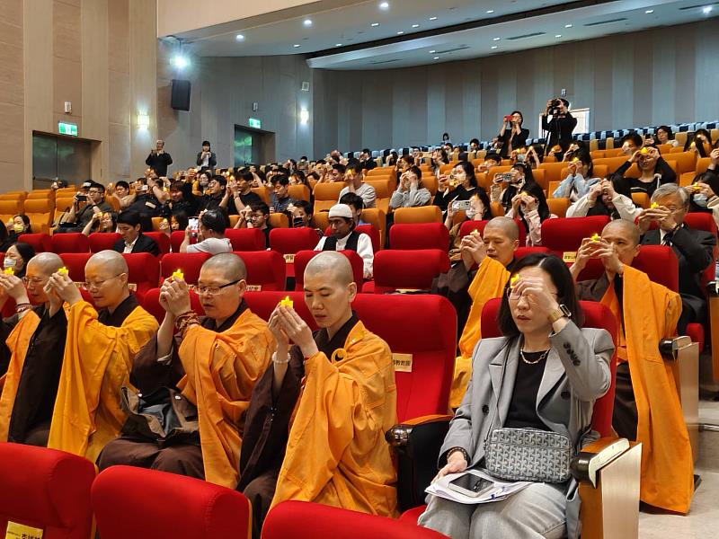 靈鷲山法師與各界代表點亮燭燈。（圖由靈鷲山佛教教團提供）