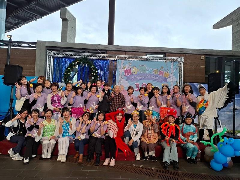 醜小鴨故事劇團為慶祝成立30周年,於羅東文化工廠舉辦30周年年度大戲,活動結束後大合影。