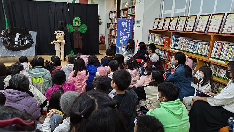 醜小鴨故事劇團與頭城家商幼保科共同於冬山鄉立圖書館冬山館辦理「臺灣閱讀節活動-偶是創意高手」說故事活動。