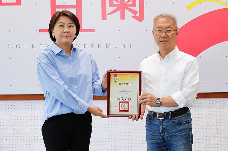 114月4月15日文化局局長將113年教育部「整體閱讀力表現績優城市」獎狀獻給代理縣長。