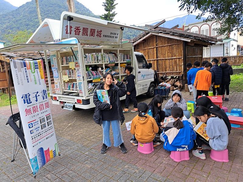 巡迴書車前往南澳國小推廣閱讀。