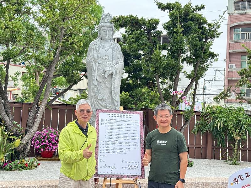 南華大學高俊雄校長（左）與崙禾社會企業股份有限公司陳梧桐董事長（右）簽署產學合作備忘錄，攜手推動地方創生。