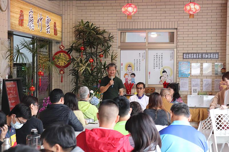 「崙禾社企董事長陳梧桐(左1)介紹與南華大學旅遊管理學系梁毅宗老師(左2)共同研發的『療癒蘆筍鳳梨酥』，展現產學合作推動地方農產創新的成果。