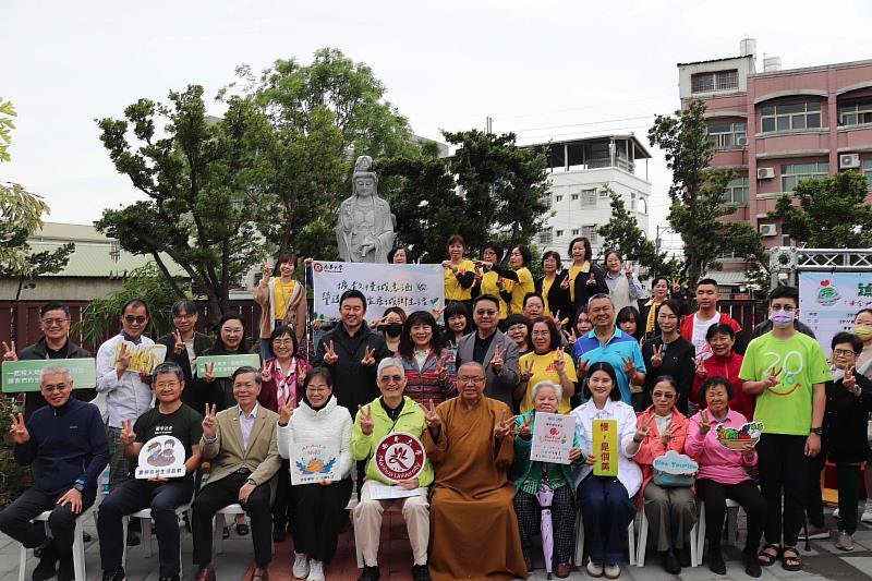 南華大學USR 計畫舉辦「蔬果神在雲林」系列活動，現場貴賓雲集。左4為雲林縣副縣長謝淑亞、左5為南華大學校長高俊雄、左6為佛光山雲林講堂住持慧得法師。