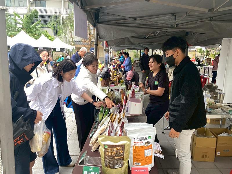 南華大學USR 計畫舉辦「蔬果神在雲林」系列活動，邀集30多位在地小農展示特色農產，實踐慢食理念，廣受民眾喜愛與支持。