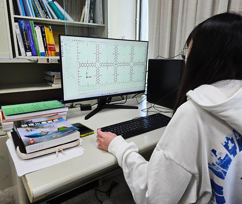 陳j輝龍教授所指導之系上學生於報考國內頂尖大學研究所時表現傑出，錄取成績亮眼。