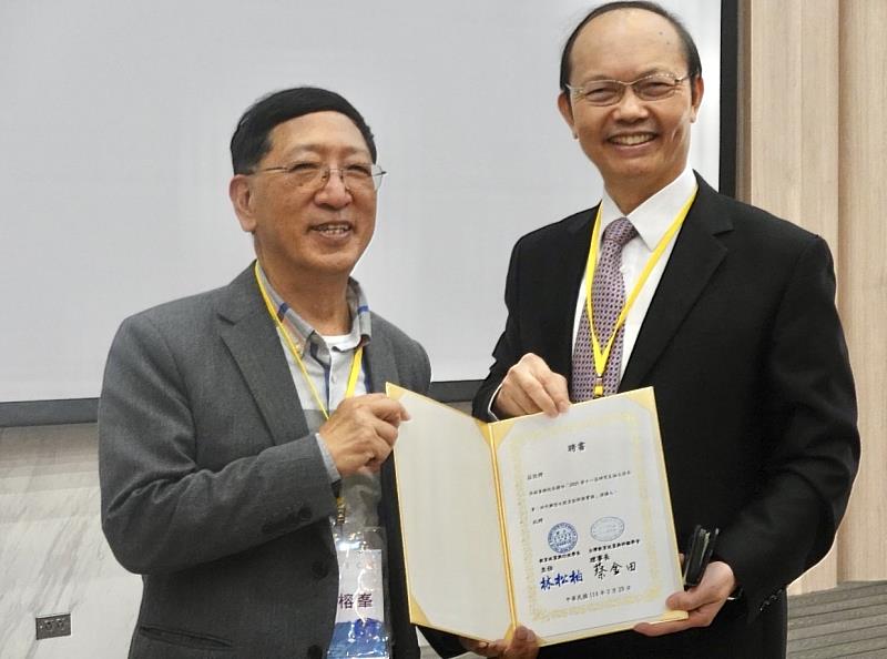 暨大楊振昇教務長(右)與佛光山均頭中小學總校長吳榕峯，兩位前後任台中市教育局局長跨世代對談。