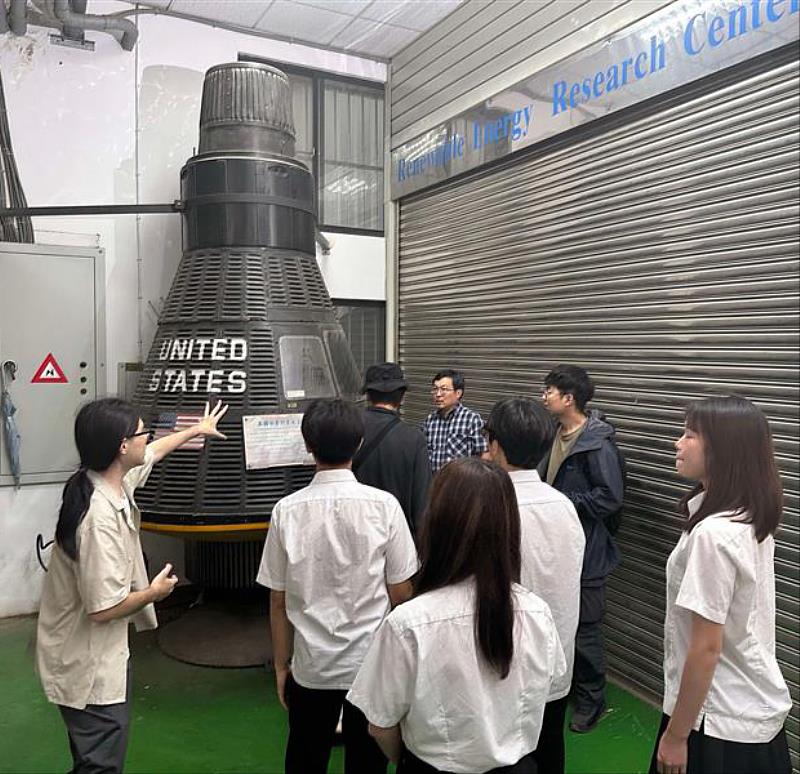 航太系收藏之美國水星計畫太空船為早期美國太空計畫來臺展出後,贈與該系作為教學之用,圖為高中生來校參觀留影。(圖/淡江大學提供)