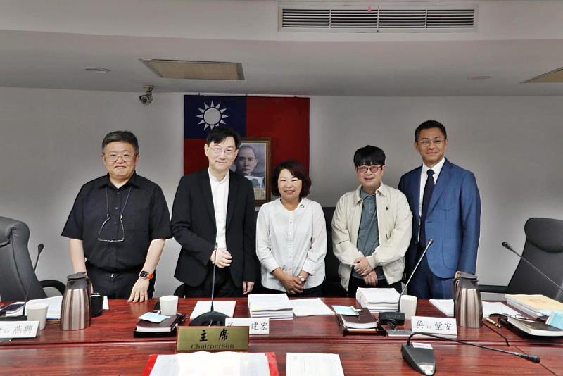 黃敏惠市長(中)與徐燕興副署長(左起)、董建宏政務次長、邱英浩校長、許懷群處長合影