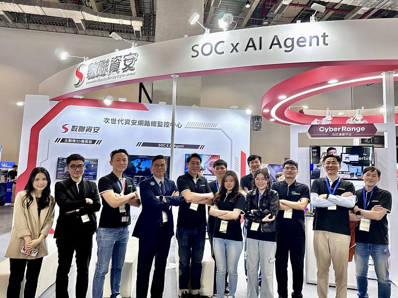 數聯資安首度亮相的「SOC x AI Agent聯防監控服務」,全面提升威脅偵測與即時回應能力,打造更智慧、敏捷、主動的企業資安防線。左四為數聯資安總經理李明憲。