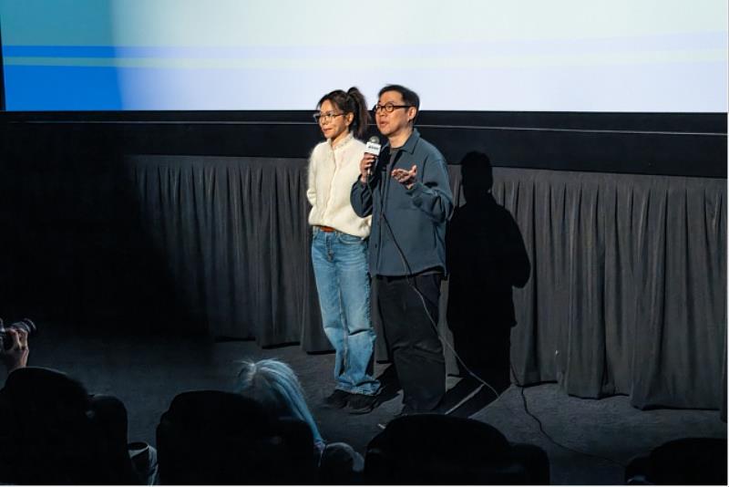 《小雁與吳愛麗》於芝加哥亞洲躍動影展首映,導演林書宇(右)、女主角夏于喬(左)出席映後座談。(芝加哥亞洲躍動影展提供)