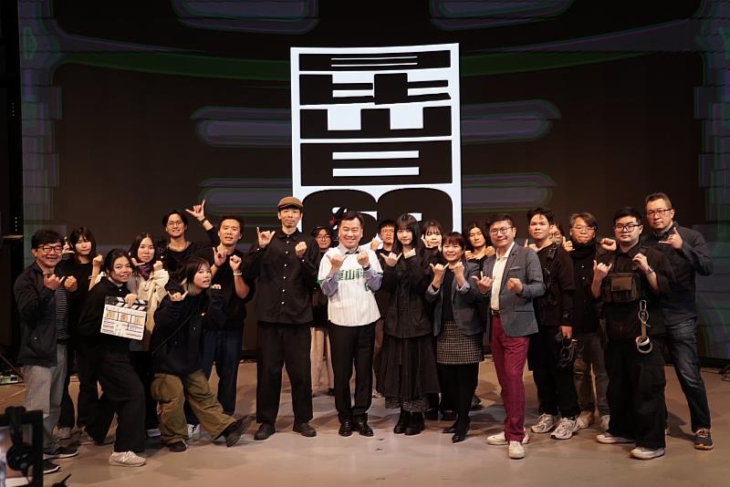 崑山科大視訊系師生製作創校60週年校慶主題影片《情牽一甲子的功力》,殺青合照