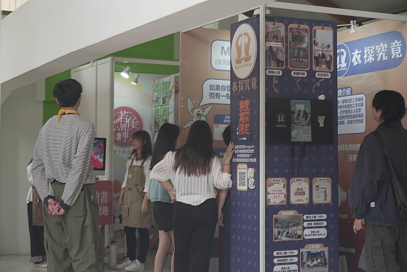 來賓參觀公廣系畢製展覽