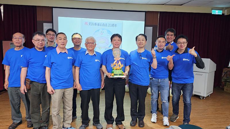 資傳系張世熙主任(前排右4)與講座教授小幡公春(前排右3)聯同與會嘉賓合影