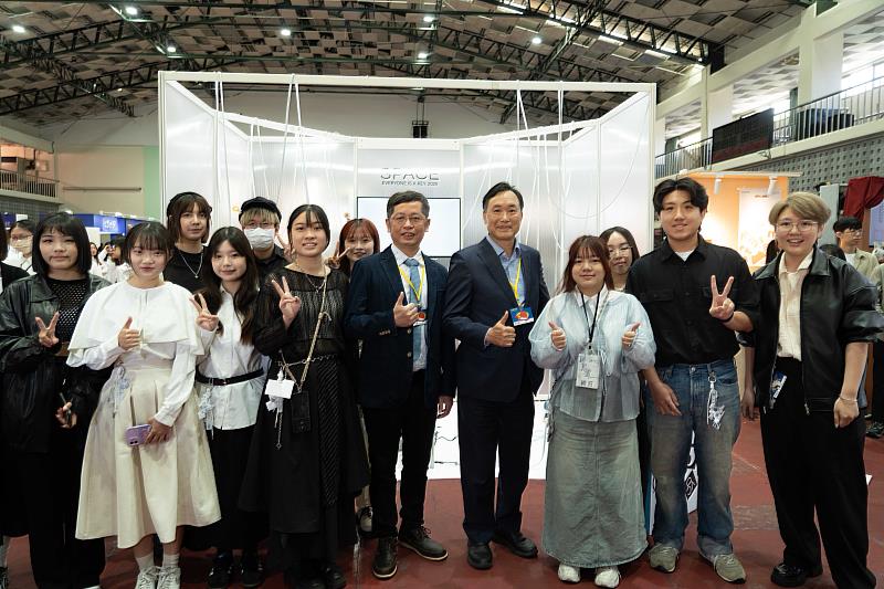 視傳系學生與黃能富校長的精彩互動，作品背後的故事娓娓道來！ 學生詳細介紹創作理念，並與校長留下美好合影。