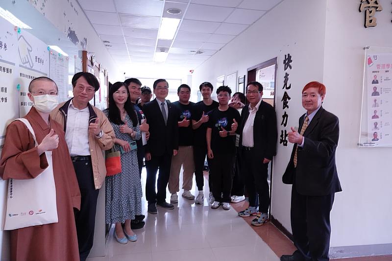 佛光大學「快充食力站」正式啟用，由佛大校長趙涵㨗與會貴賓共同揭牌，象徵善食循環計畫邁向嶄新里程。