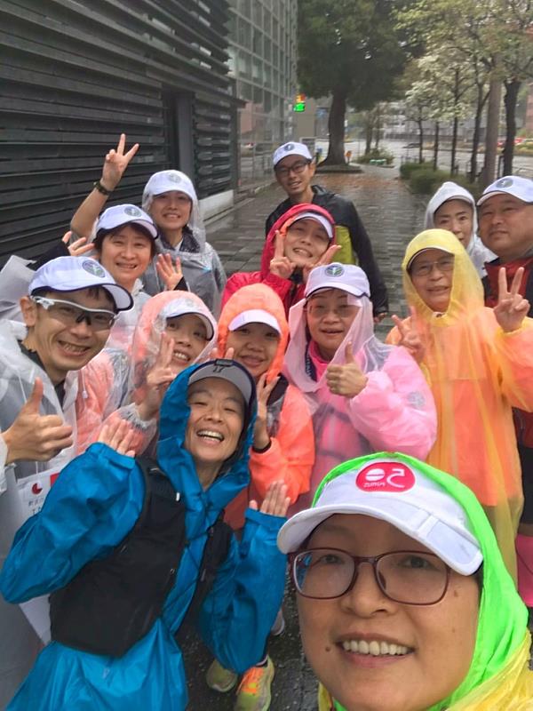 活動第二天下雨，但是澆不熄台日跑者們的熱情。