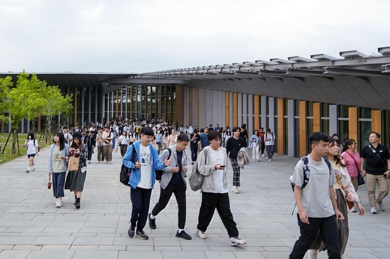 逢甲大學於4月12日舉辦「預見逢甲」活動，吸引超過3,500位高中生及家長蒞臨，走進校園感受大學氛圍。