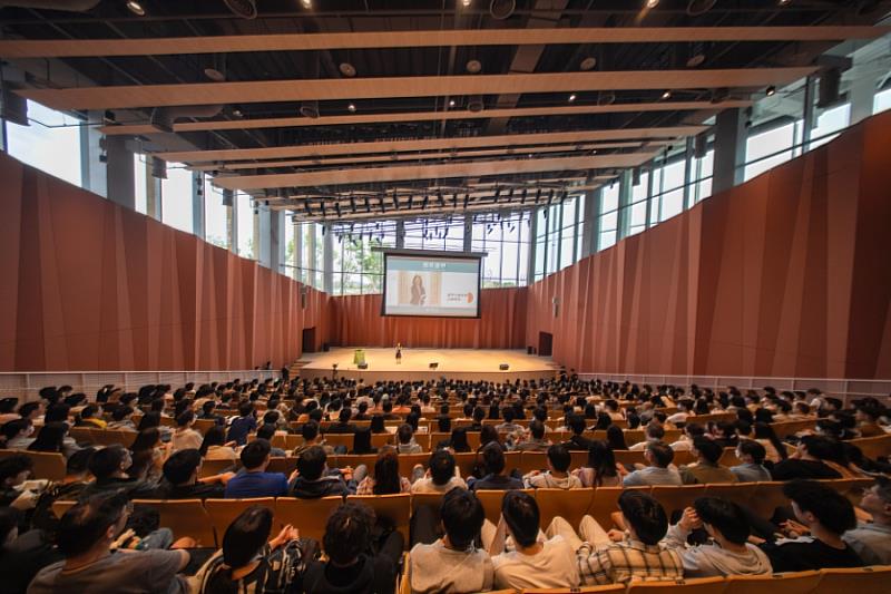 2025年逢甲大學預見逢甲逾3,500人參與，生日堂座無虛席。