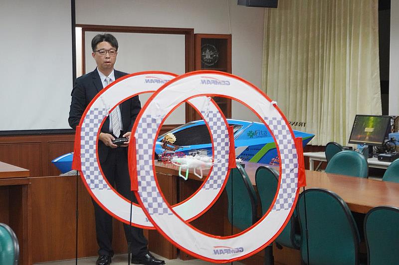 大葉大學機械系徐嘉偉展示無人機