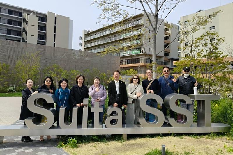 圖／師生們參訪大阪府吹田市永續智慧城鎮「吹田SST（Suita Sustainable Smart Town）」，了解吹田SST在綠色能源、智慧科技、永續發展等領域的創新應用。