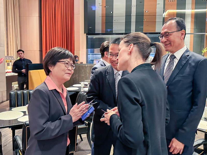 新任榮譽代表文藻外大張守慧教授(左)、德文系張嘉斌主任(右一)與德國在台協會經濟組許弘雨副組長和德國經濟辦事處蘭依樺處長商談未來合作事宜。
