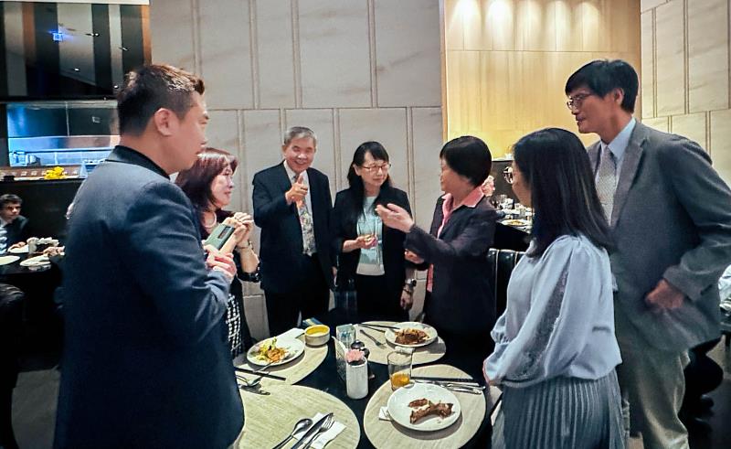 文藻外大莊慧玲校長率領主管及師長參與盛會並給予支持。（圖左至右）校務顧問蔡清華講座教授、莊慧玲校長、張守慧教授、高雄市立圖書館李金鴦館長、林楚雄副校長、文藻傑出校友于乃鳳校友。