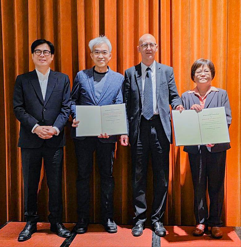 德國在台協會舉辦「南台灣榮譽代表」交接典禮與晚宴，在高雄市陳其邁市長(左一)及德國在台協會許佑格處長(右二)的見證下順利完成交接，國立高雄大學曾梓峰教授(左二)於本屆卸任，由文藻外語大學張守慧教授接任(右一)。