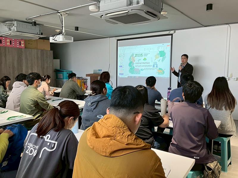 動物福利專家Hou-Chun Chen博士為學員上課情況。