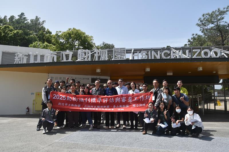 兩位動物福利專家Visit Arsaithamkul博士與Hou-Chun Chen博士與全體學員合照。